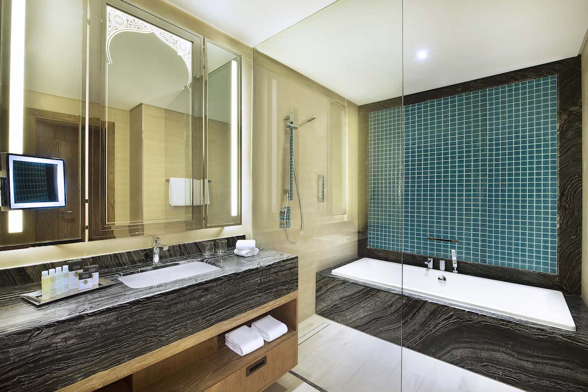 Doubletree by Hilton Resort Spa Marjan Bay Club bathroom